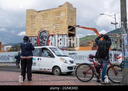 Bogota, Kolumbien, 24. September 2021, Zerstörung des Denkmals der Helden, um Platz für den Durchgang der zukünftigen U-Bahn zu machen Stockfoto