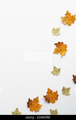 Herbstkomposition. Rahmen aus goldenem Ahornblatt Dekorationen auf weißem Hintergrund. Flach liegend, Draufsicht. Minimalistischer Style. Stockfoto