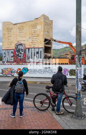 Bogota, Kolumbien, 24. September 2021, Zerstörung des Denkmals der Helden, um Platz für den Durchgang der zukünftigen U-Bahn zu machen Stockfoto