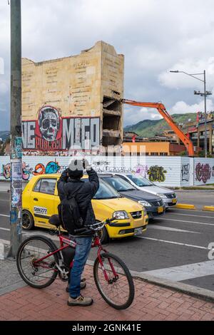 Bogota, Kolumbien, 24. September 2021, Zerstörung des Denkmals der Helden, um Platz für den Durchgang der zukünftigen U-Bahn zu machen Stockfoto