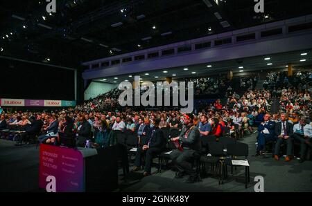 Brighton UK 26. September 2021 - Delegierte bei der Labour Party Conference im Brighton Center : Credit Simon Dack / Alamy Live News Stockfoto