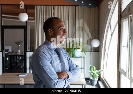 Seitenportrait eines selbstbewussten, reifen afroamerikanischen Geschäftsmanns Stockfoto