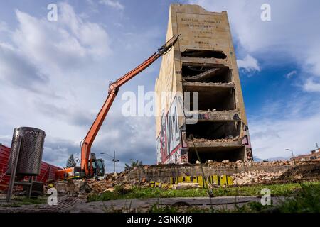 Bogota, Kolumbien, 24. September 2021, Zerstörung des Denkmals der Helden, um Platz für den Durchgang der zukünftigen U-Bahn zu machen Stockfoto