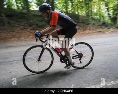 Hollingbourne, Kent, Großbritannien. September 2021. Fotos vom jährlichen Radfahrzeitfahren „Hollingbourne Hill Climb“, das vom Wigmore Cycling Club organisiert wird. Dies ist einer der kürzesten, aber am meisten strafenden Zeitversuche. Der Kurs ist der beste Teil einer Meile den zermürbenden Hollingbourne Hill hinauf, der sich mit einem sehr steilen Gefälle über die Nordabfälle in Kent erhebt, wobei der Gefälle auf halber Strecke noch weiter ansteigt! 41 Teilnehmer aus dem gesamten Südosten nahmen an diesem Saisonende Teil. Kredit: James Bell/Alamy Live Nachrichten Stockfoto