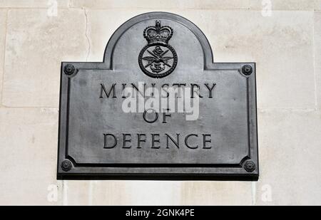 Schild des Verteidigungsministeriums, Hauptquartier der britischen Streitkräfte, Whitehall, London. VEREINIGTES KÖNIGREICH Stockfoto