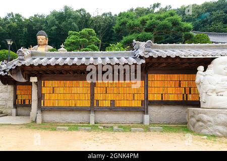 Paju, Gyeonggi-do, Republik Korea - 13. August 2021. Traditioneller koreanischer Tempel. Yakcheonsa Tempel. Koreanischer Buddhismus. Stockfoto