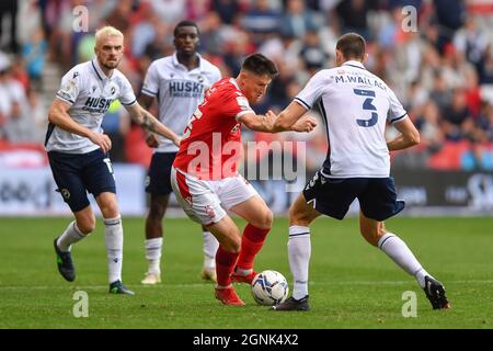 NOTTINGHAM, GROSSBRITANNIEN. 25. SEPTEMBER Joe Lolley aus Nottingham Forest kämpft am Samstag, den 25. September 2021, mit Murray Wallace aus Millwall während des Sky Bet Championship-Spiels zwischen Nottingham Forest und Millwall auf dem City Ground in Nottingham. (Kredit: Jon Hobley | MI News) Stockfoto