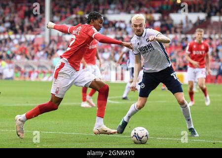 NOTTINGHAM, GROSSBRITANNIEN. 25. SEPTEMBER Djed Spence von Nottingham Forest kämpft am Samstag, den 25. September 2021, mit Scott Malone von Millwall während des Sky Bet Championship-Spiels zwischen Nottingham Forest und Millwall auf dem City Ground in Nottingham. (Kredit: Jon Hobley | MI News) Stockfoto