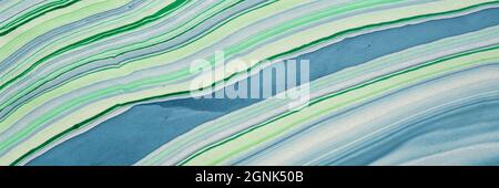 Hintergrund aus handgefertigtem Thai-Marmor-Maulbeerpapier in grün und blau mit fließendem Muster, Panorama-Webbanner Stockfoto