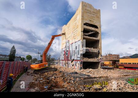 Bogota, Kolumbien, 24. September 2021, Zerstörung des Denkmals der Helden, um Platz für den Durchgang der zukünftigen U-Bahn zu machen Stockfoto