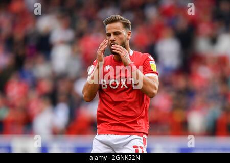 NOTTINGHAM, GROSSBRITANNIEN. 25. SEPTEMBER Philip Zinkernagel von Nottingham Forest reagiert am Samstag, den 25. September 2021, nach einer verpassten Chance auf das Tor beim Sky Bet Championship-Spiel zwischen Nottingham Forest und Millwall auf dem City Ground, Nottingham. (Kredit: Jon Hobley | MI News) Stockfoto