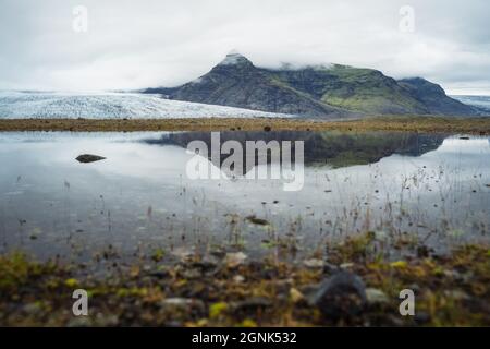 Malerische Landschaft an der Fjallsarlon-Gletscherlagune in Island, mit blauem Himmel und Moutain, im Vatnajokull-Nationalpark Stockfoto