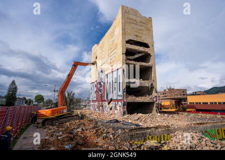 Bogota, Kolumbien, 24. September 2021, Zerstörung des Denkmals der Helden, um Platz für den Durchgang der zukünftigen U-Bahn zu machen Stockfoto