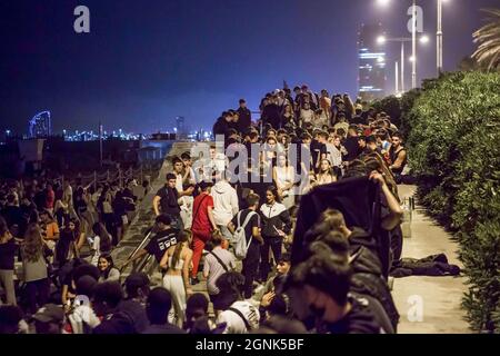 Barcelona, Spanien. September 2021. Während des Festivals wird in Bogatell Beach eine Menschenmenge gesehen. Das traditionelle Fest der Stadt Barcelona, La Merce, stellte die Anziehungskräfte einer riesigen Menschenmenge dar, die am Strand von Bogatell trank, und zu der Zeit, als die Polizei Räumungsunruhen ausführte, brachen mit dem Ablegen von Flaschen und dem Brennen von Containern aus. (Foto von Thiago Prudencio/SOPA Images/Sipa USA) Quelle: SIPA USA/Alamy Live News Stockfoto