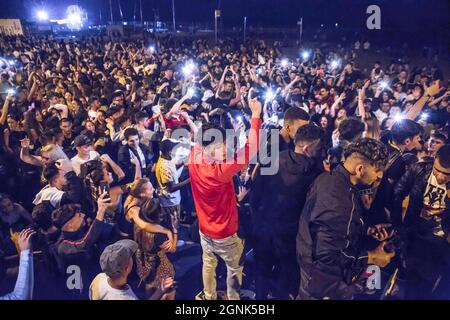 Barcelona, Spanien. September 2021. Während des Festivals wird in Bogatell Beach eine Menschenmenge gesehen. Das traditionelle Fest der Stadt Barcelona, La Merce, stellte die Anziehungskräfte einer riesigen Menschenmenge dar, die am Strand von Bogatell trank, und zu der Zeit, als die Polizei Räumungsunruhen ausführte, brachen mit dem Ablegen von Flaschen und dem Brennen von Containern aus. (Foto von Thiago Prudencio/SOPA Images/Sipa USA) Quelle: SIPA USA/Alamy Live News Stockfoto