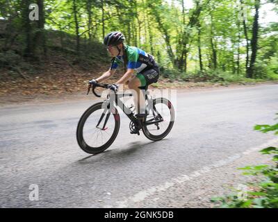 Hollingbourne, Kent, Großbritannien. September 2021. Fotos vom jährlichen Radfahrzeitfahren „Hollingbourne Hill Climb“, das vom Wigmore Cycling Club organisiert wird. Dies ist einer der kürzesten, aber am meisten strafenden Zeitversuche. Der Kurs ist der beste Teil einer Meile den zermürbenden Hollingbourne Hill hinauf, der sich mit einem sehr steilen Gefälle über die Nordabfälle in Kent erhebt, wobei der Gefälle auf halber Strecke noch weiter ansteigt! 41 Teilnehmer aus dem gesamten Südosten nahmen an diesem Saisonende Teil. Kredit: James Bell/Alamy Live Nachrichten Stockfoto