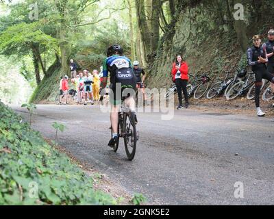 Hollingbourne, Kent, Großbritannien. September 2021. Fotos vom jährlichen Radfahrzeitfahren „Hollingbourne Hill Climb“, das vom Wigmore Cycling Club organisiert wird. Dies ist einer der kürzesten, aber am meisten strafenden Zeitversuche. Der Kurs ist der beste Teil einer Meile den zermürbenden Hollingbourne Hill hinauf, der sich mit einem sehr steilen Gefälle über die Nordabfälle in Kent erhebt, wobei der Gefälle auf halber Strecke noch weiter ansteigt! 41 Teilnehmer aus dem gesamten Südosten nahmen an diesem Saisonende Teil. Kredit: James Bell/Alamy Live Nachrichten Stockfoto