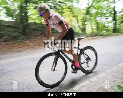 Hollingbourne, Kent, Großbritannien. September 2021. Fotos vom jährlichen Radfahrzeitfahren „Hollingbourne Hill Climb“, das vom Wigmore Cycling Club organisiert wird. Dies ist einer der kürzesten, aber am meisten strafenden Zeitversuche. Der Kurs ist der beste Teil einer Meile den zermürbenden Hollingbourne Hill hinauf, der sich mit einem sehr steilen Gefälle über die Nordabfälle in Kent erhebt, wobei der Gefälle auf halber Strecke noch weiter ansteigt! 41 Teilnehmer aus dem gesamten Südosten nahmen an diesem Saisonende Teil. Kredit: James Bell/Alamy Live Nachrichten Stockfoto