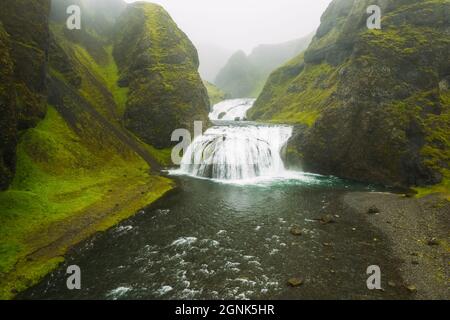 Schöne Luftaufnahme der Stjornarfoss Wasserfälle in der Sommersaison. Island Stockfoto