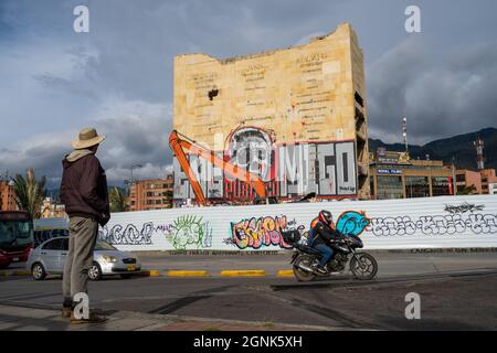 Bogota, Kolumbien, 24. September 2021, Zerstörung des Denkmals der Helden, um Platz für den Durchgang der zukünftigen U-Bahn zu machen Stockfoto