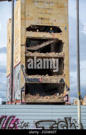 Bogota, Kolumbien, 24. September 2021, Zerstörung des Denkmals der Helden, um Platz für den Durchgang der zukünftigen U-Bahn zu machen Stockfoto