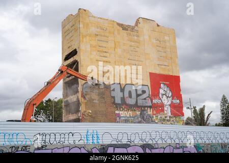 Bogota, Kolumbien, 25. September 2021, Zerstörung des Denkmals der Helden, um Platz für den Durchgang der zukünftigen U-Bahn zu machen Stockfoto