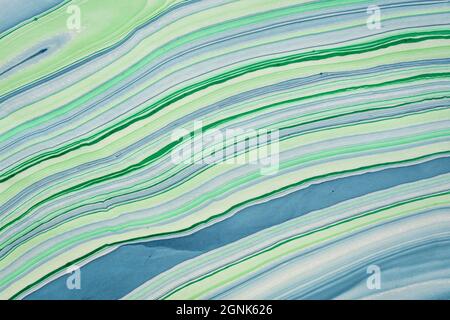 Hintergrund aus handgefertigtem Thai Marmorpapier in grün und blau mit fließendem Muster Stockfoto