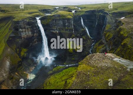 Dramatische Landschaft mit epischem Haifoss-Wasserfall im Landmannalaugar Canyon, Island. Luftpanoramic Drohne Ansicht Stockfoto