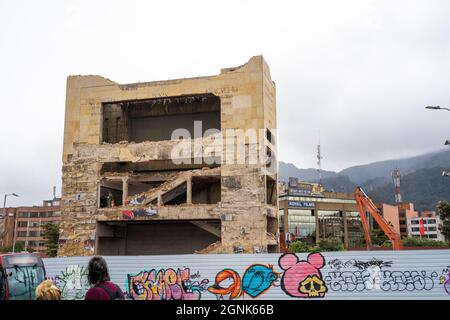 Bogota, Kolumbien, 25. September 2021, Zerstörung des Denkmals der Helden, um Platz für den Durchgang der zukünftigen U-Bahn zu machen Stockfoto