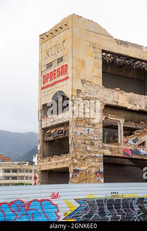 Bogota, Kolumbien, 25. September 2021, Zerstörung des Denkmals der Helden, um Platz für den Durchgang der zukünftigen U-Bahn zu machen Stockfoto