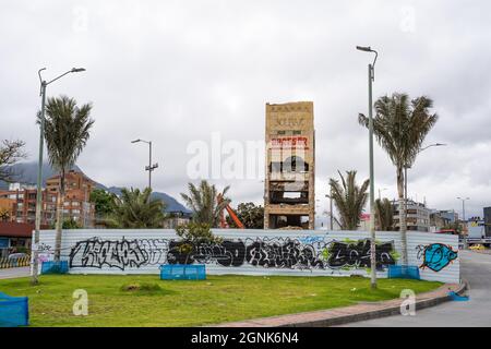 Bogota, Kolumbien, 25. September 2021, Zerstörung des Denkmals der Helden, um Platz für den Durchgang der zukünftigen U-Bahn zu machen Stockfoto