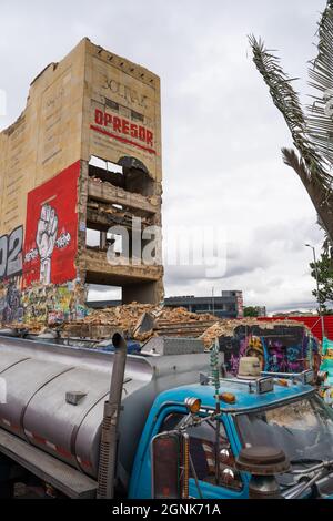 Bogota, Kolumbien, 25. September 2021, Zerstörung des Denkmals der Helden, um Platz für den Durchgang der zukünftigen U-Bahn zu machen Stockfoto