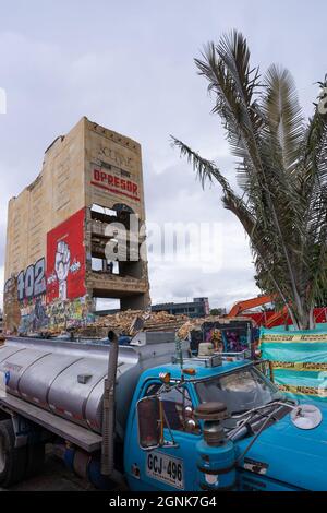 Bogota, Kolumbien, 25. September 2021, Zerstörung des Denkmals der Helden, um Platz für den Durchgang der zukünftigen U-Bahn zu machen Stockfoto