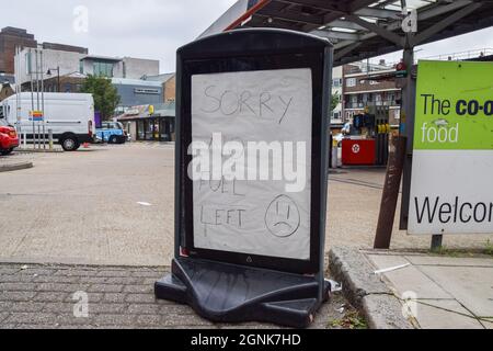 London, Großbritannien. September 2021. Das Schild "Sorry No Fuel Left" an einer leeren Texaco-Tankstelle im Zentrum von London.viele Stationen haben aufgrund eines Mangels an Lkw-Fahrern, verbunden mit Brexit und Panikkauf, kein Benzin mehr. Kredit: SOPA Images Limited/Alamy Live Nachrichten Stockfoto