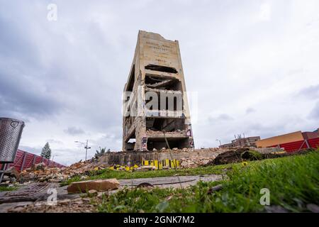 Bogota, Kolumbien, 25. September 2021, Zerstörung des Denkmals der Helden, um Platz für den Durchgang der zukünftigen U-Bahn zu machen Stockfoto