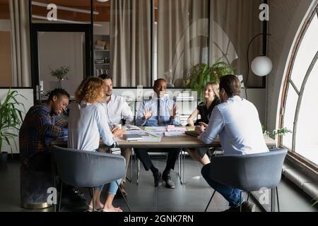 Afroamerikanischer Geschäftsleiter im Gespräch mit einem Mitarbeiterteam Stockfoto
