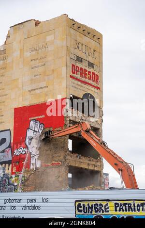 Bogota, Kolumbien, 25. September 2021, Zerstörung des Denkmals der Helden, um Platz für den Durchgang der zukünftigen U-Bahn zu machen Stockfoto