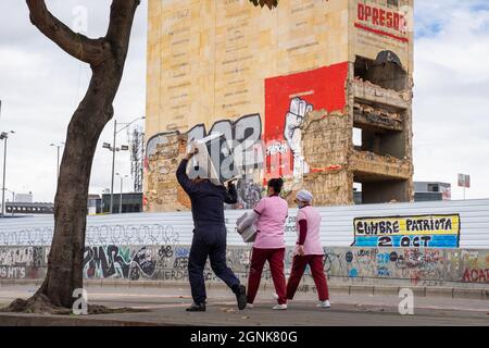 Bogota, Kolumbien, 25. September 2021, Zerstörung des Denkmals der Helden, um Platz für den Durchgang der zukünftigen U-Bahn zu machen Stockfoto