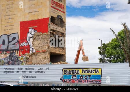 Bogota, Kolumbien, 25. September 2021, Zerstörung des Denkmals der Helden, um Platz für den Durchgang der zukünftigen U-Bahn zu machen Stockfoto