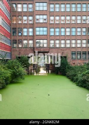 Alte Fabrik an der Uferpromenade in der Stadt Den Haag, Niederlande Stockfoto