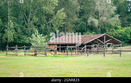 Landschaftlich schöner Blick auf einen Stall für Kühe in der ungarischen Landschaft Stockfoto