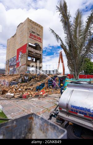 Bogota, Kolumbien, 25. September 2021, Zerstörung des Denkmals der Helden, um Platz für den Durchgang der zukünftigen U-Bahn zu machen Stockfoto