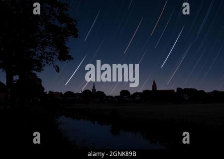 Sternenwanderungen über die holländische Landschaft bei Nacht. 3D-Illustration. Stockfoto