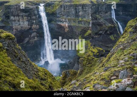 Dramatische Landschaft mit epischem Haifoss-Wasserfall im Landmannalaugar Canyon, Island Stockfoto