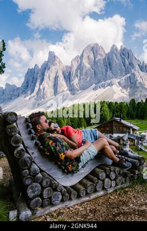 Geisler Alm, Dolomiten Italien, Wandern in den Bergen des Val di Funes in den italienischen Dolomiten,Naturpark Geisler-Puez mit Geisler Alm in Südtirol. Italien Europa, Paar Mann und Frau wandern Berge Stockfoto