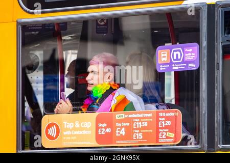 Junger schwuler Mann schaut aus dem Bus als Teil der Parade in Birmingham Pride Samstag, 25. September 2021 Stockfoto