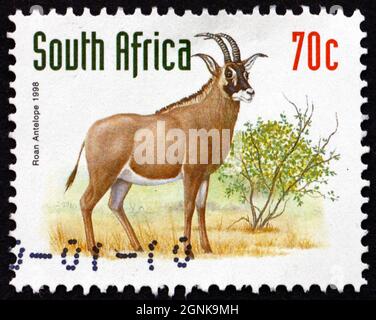 SÜDAFRIKA - UM 1998: Eine in Südafrika gedruckte Briefmarke zeigt Roan Antelope, Hippotragus Equinus, Savanna Antelope, um 1998 Stockfoto