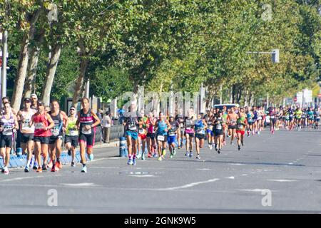 Eine Gruppe beliebter Sportler, die beim Halbmarathon in Madrid durch die Straßen von Madrid spazierengehen. In Spanien. Europa. Horizontale Fotografie. Stockfoto