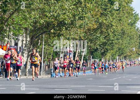 Eine Gruppe beliebter Sportler, die beim Halbmarathon in Madrid durch die Straßen von Madrid spazierengehen. In Spanien. Europa. Horizontale Fotografie. Stockfoto