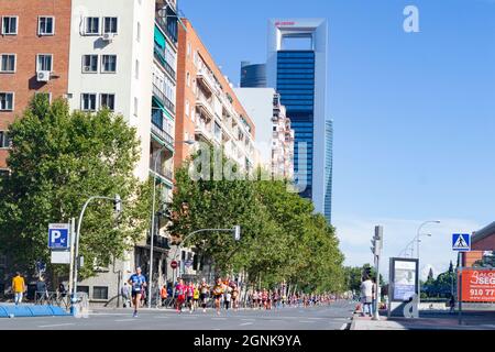 Eine Gruppe beliebter Sportler, die beim Halbmarathon in Madrid durch die Straßen von Madrid spazierengehen. In Spanien. Europa. Horizontale Fotografie. Stockfoto